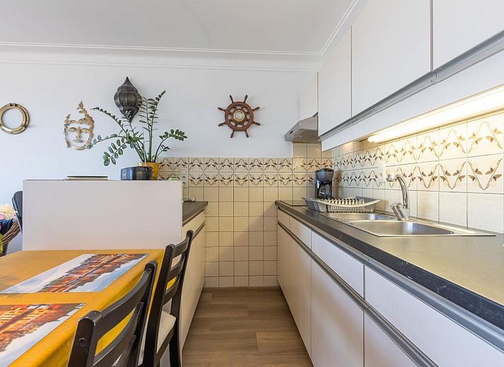 Geniessen Sie den Meerblick vom Wohnzimmer des Ferienhauses Rubens - 0602 in Middelkerke, Westflandern, mit seinem einladenden Balkon.