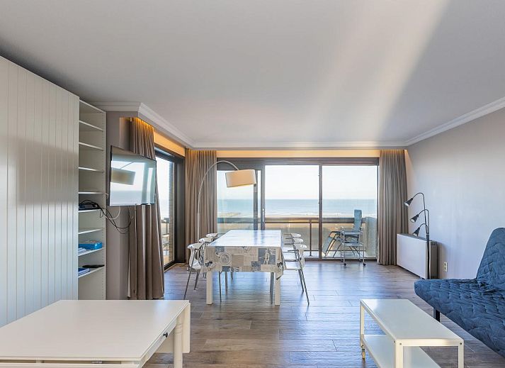 Geraeumiges Wohnzimmer von Dunekant - 0303 + Park.2 Ferienhaus in Middelkerke, Westflandern, mit Meerblick und moderner Einrichtung.