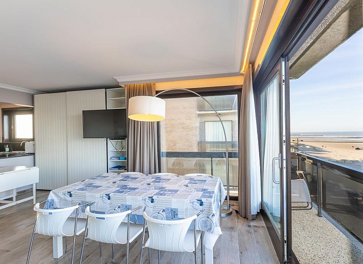 Geraeumiges Wohnzimmer von Dunekant - 0303 + Park.2 Ferienhaus in Middelkerke, Westflandern, mit Meerblick und moderner Einrichtung.