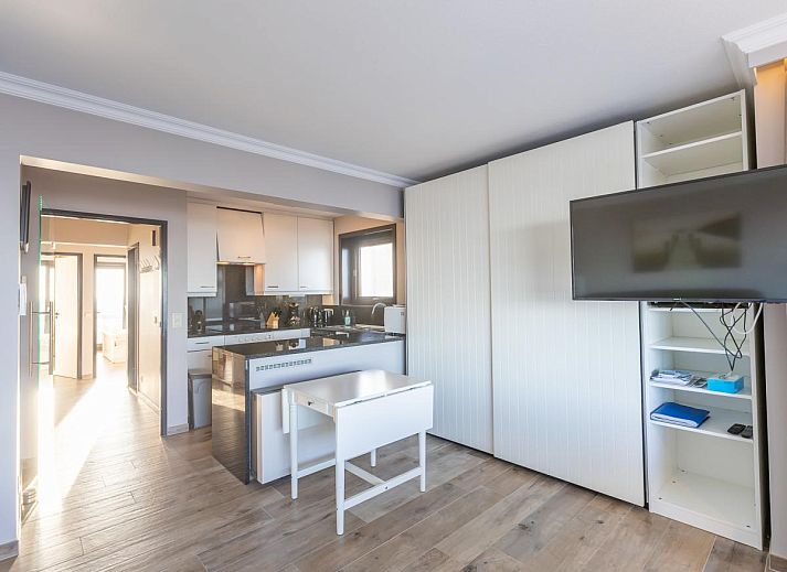 Geraeumiges Wohnzimmer von Dunekant - 0303 + Park.2 Ferienhaus in Middelkerke, Westflandern, mit Meerblick und moderner Einrichtung.
