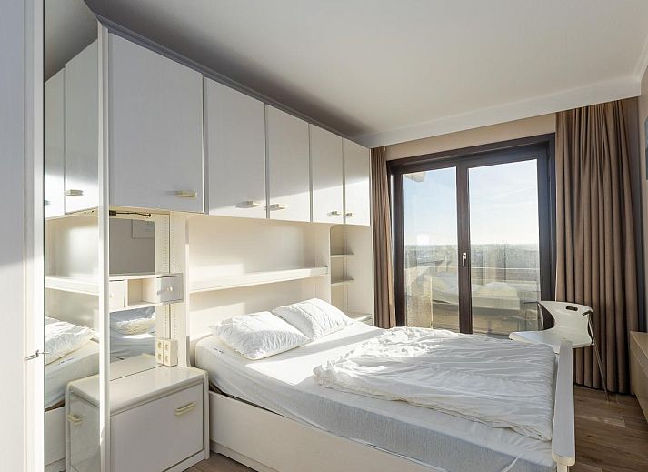 Heller Innenbereich von Dunekant - 0303 + Park.2 Ferienhaus in Middelkerke, Westflandern, mit Blick auf den Strand und das Meer.