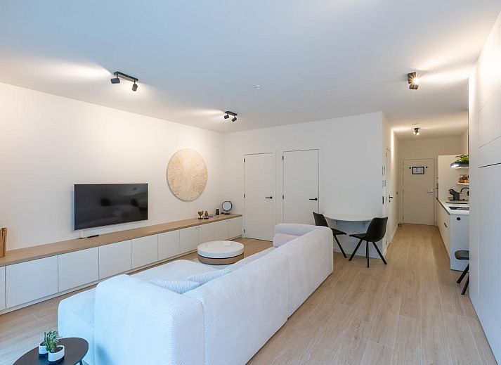 Stilvolles Wohnzimmer im Ferienhaus Omnia 7 - 0103 + Park. 5, Middelkerke, Westflandern, mit moderner Einrichtung und viel Tageslicht.