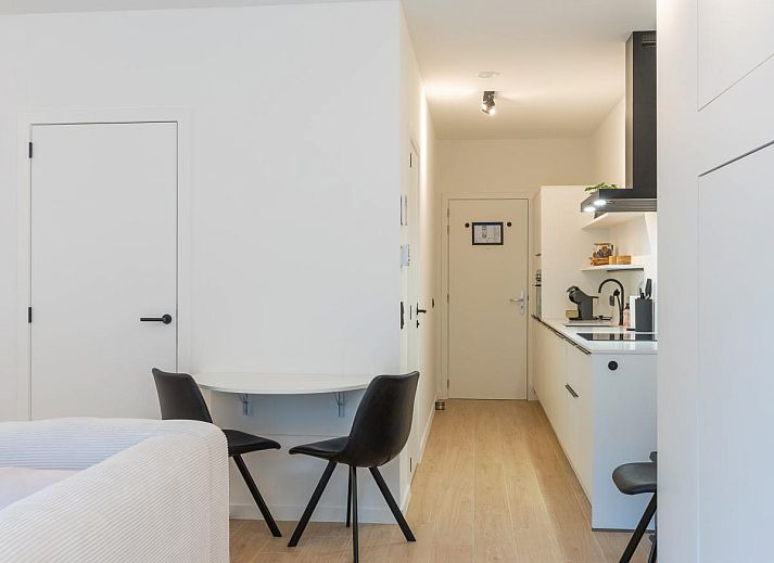 Stilvolles Wohnzimmer im Ferienhaus Omnia 7 - 0103 + Park. 5, Middelkerke, Westflandern, mit moderner Einrichtung und viel Tageslicht.