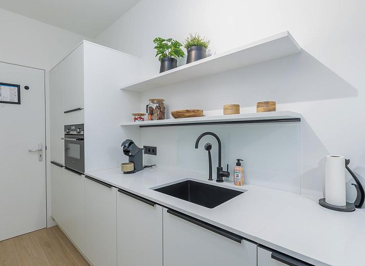 Stilvolles Wohnzimmer im Ferienhaus Omnia 7 - 0103 + Park. 5, Middelkerke, Westflandern, mit moderner Einrichtung und viel Tageslicht.