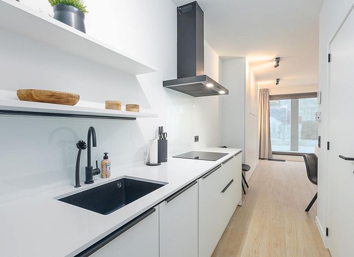 Stilvolles Wohnzimmer im Ferienhaus Omnia 7 - 0103 + Park. 5, Middelkerke, Westflandern, mit moderner Einrichtung und viel Tageslicht.