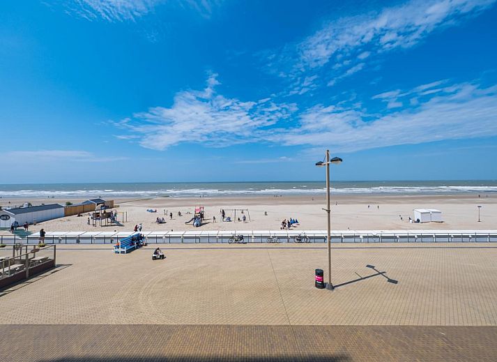 Innenansicht des Ferienhauses "Verdiende Rust - 0201" in Middelkerke, Westflandern, mit moderner Einrichtung und Meerblick.
