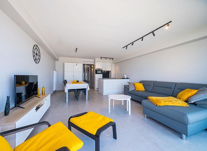 Innenansicht des Ferienhauses "Verdiende Rust - 0201" in Middelkerke, Westflandern, mit moderner Einrichtung und Meerblick.