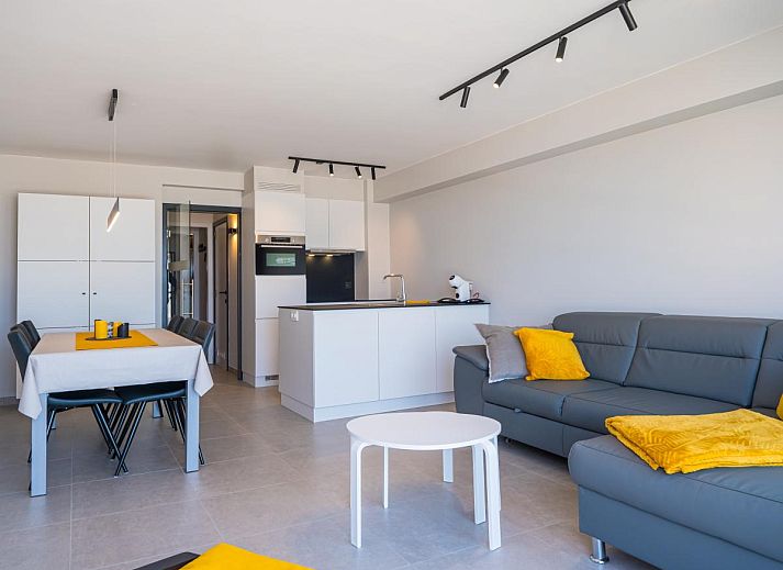 Innenansicht des Ferienhauses "Verdiende Rust - 0201" in Middelkerke, Westflandern, mit moderner Einrichtung und Meerblick.