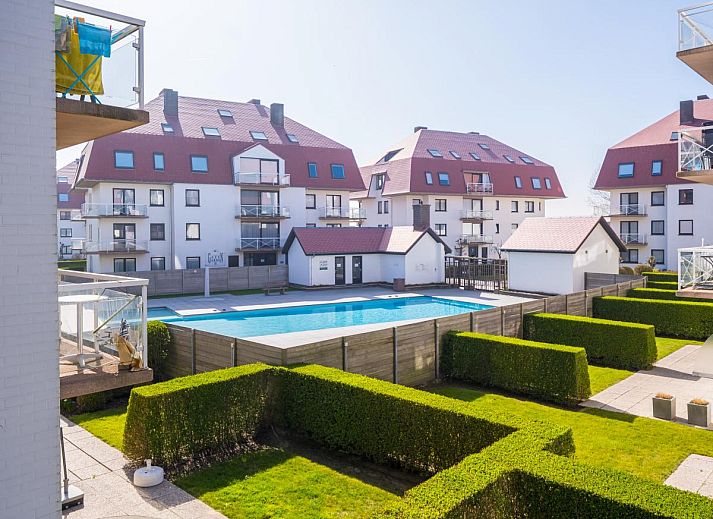 Veranda von Green Garden, Block 4 - 0102 + Box 51, Ferienhaus in Middelkerke, Westflandern, mit Blick auf den Pool und die Umgebung.