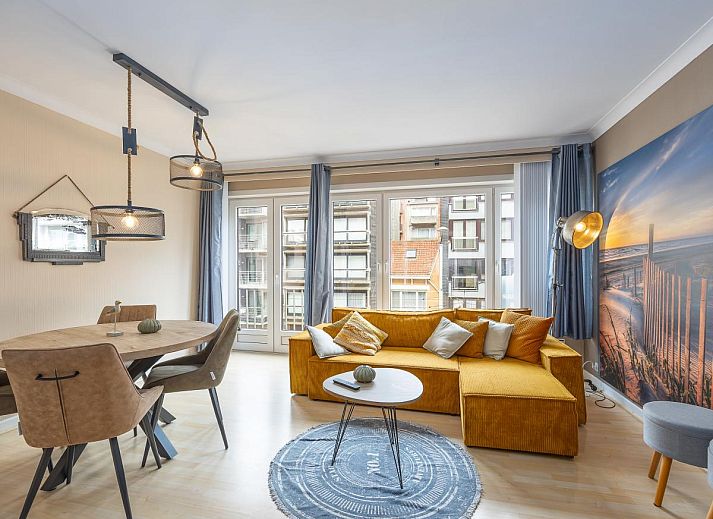 Gemuetliches Wohnzimmer des Ferienhauses Wimbledon D - 0205 in Middelkerke, Westflandern, mit einer bequemen Sitzecke und viel Tageslicht.
