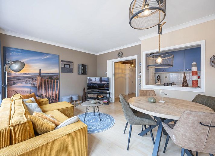 Gemuetliches Wohnzimmer des Ferienhauses Wimbledon D - 0205 in Middelkerke, Westflandern, mit einer bequemen Sitzecke und viel Tageslicht.