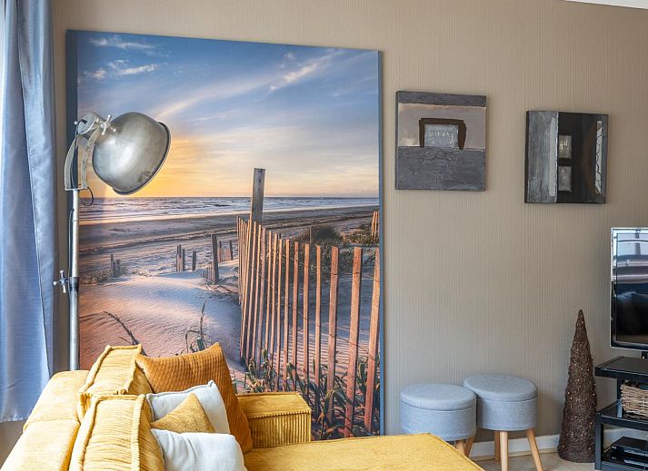 Gemuetliches Wohnzimmer des Ferienhauses Wimbledon D - 0205 in Middelkerke, Westflandern, mit einer bequemen Sitzecke und viel Tageslicht.