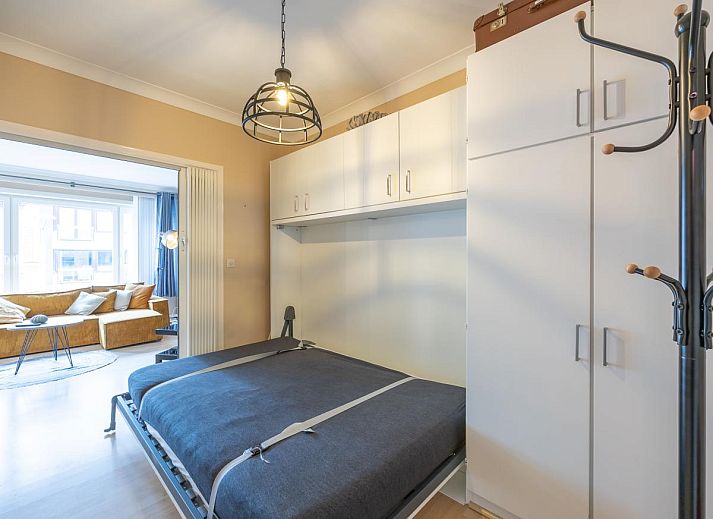 Gemuetliches Wohnzimmer des Ferienhauses Wimbledon D - 0205 in Middelkerke, Belgien, mit stilvoller Einrichtung und einer bequemen Sitzecke.
