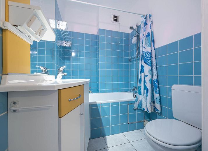 Gemuetliches Wohnzimmer des Ferienhauses Wimbledon D - 0205 in Middelkerke, Belgien, mit stilvoller Einrichtung und einer bequemen Sitzecke.