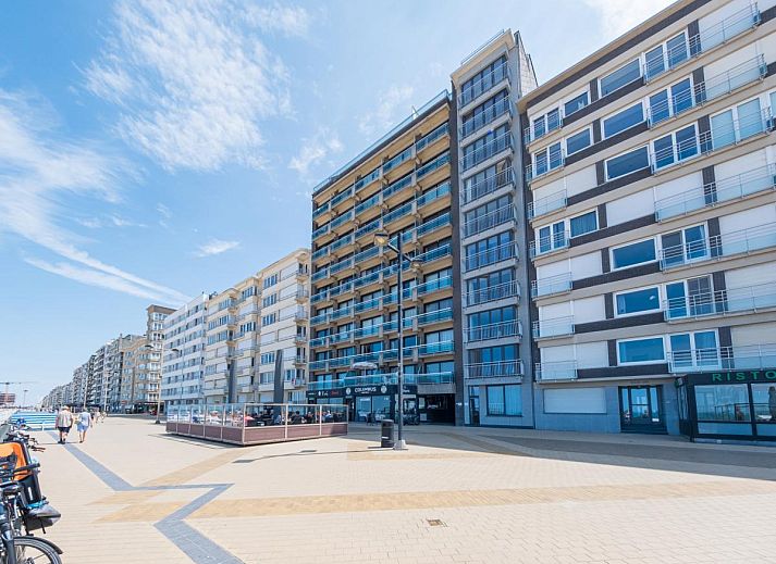 Moderne Kueche im Ferienhaus "Exception - 0801 + Park. 39" in Middelkerke, Westflandern, mit eleganter Holzausstattung und stilvoller Essecke.