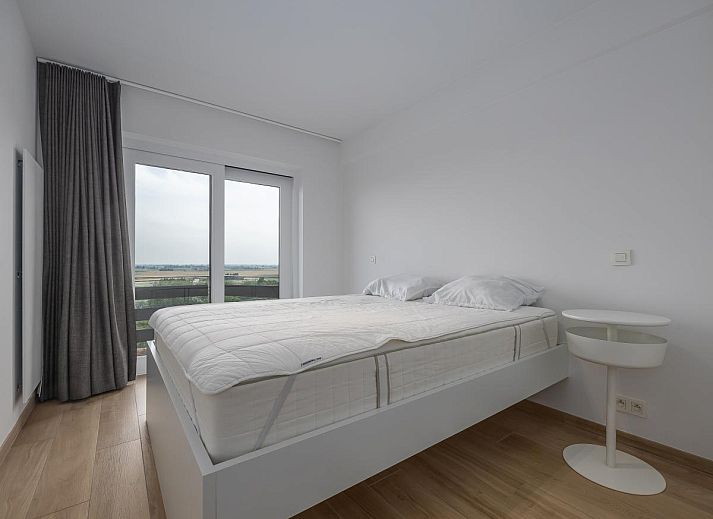 Stilvoller Essbereich im Ferienhaus "Exception - 0801 + Park. 39" in Middelkerke, Westflandern, Belgien, mit moderner Kueche und Holztisch.