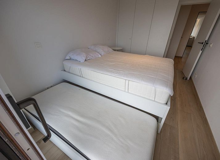 Stilvoller Essbereich im Ferienhaus "Exception - 0801 + Park. 39" in Middelkerke, Westflandern, Belgien, mit moderner Kueche und Holztisch.