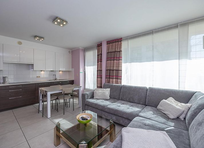 Gemuetliches Wohnzimmer im Ferienhaus Baros - 0001 in Middelkerke, Westflandern, mit moderner Kueche und gemuetlicher Sitzecke.