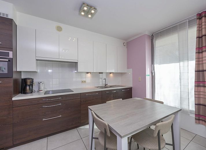 Gemuetliches Wohnzimmer im Ferienhaus Baros - 0001 in Middelkerke, Westflandern, mit moderner Kueche und gemuetlicher Sitzecke.
