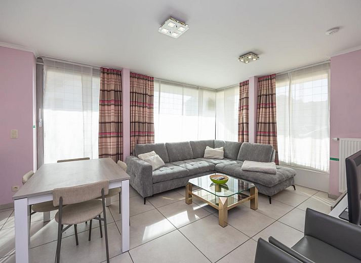 Gemuetliches Wohnzimmer im Ferienhaus Baros - 0001 in Middelkerke, Westflandern, mit moderner Kueche und gemuetlicher Sitzecke.