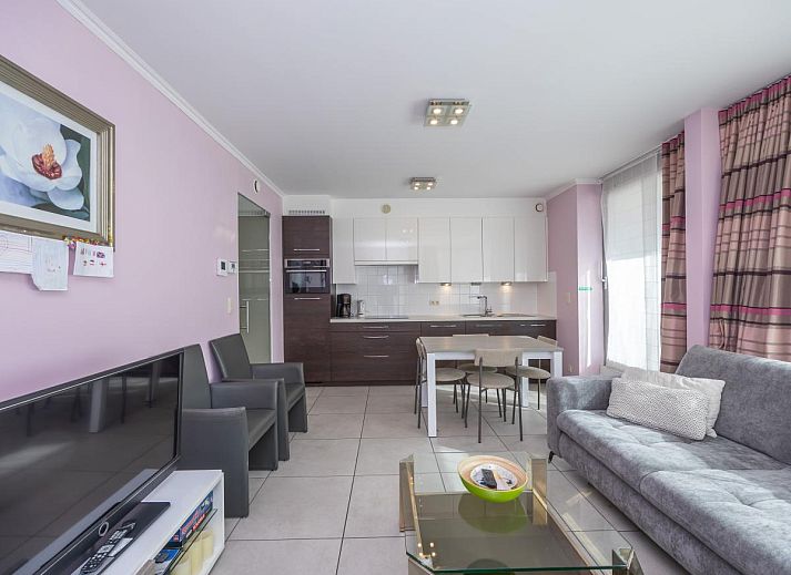 Gemuetliches Wohnzimmer im Ferienhaus Baros - 0001 in Middelkerke, Westflandern, mit moderner Kueche und gemuetlicher Sitzecke.