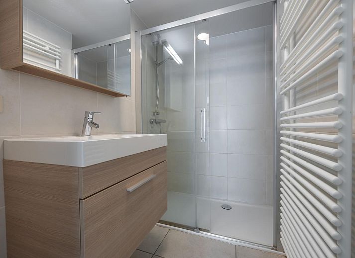 Moderne Kueche im Ferienhaus Baros - 0001, Middelkerke, Westflandern, Belgien, mit stilvoller Einrichtung und viel Tageslicht.