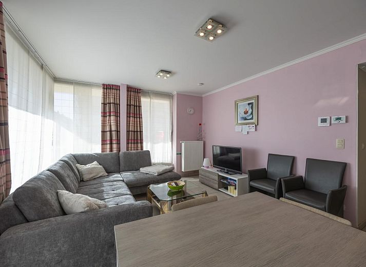 Stilvolles Wohnzimmer im Ferienhaus Baros - 0001 in Middelkerke mit moderner Kueche und gemuetlicher Sitzecke fuer einen entspannten Aufenthalt.