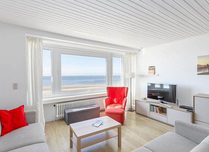 Helles Wohnzimmer im Ferienhaus "St. Raphael" mit Meerblick in Middelkerke, Westflandern. Gemuetliche Sitzecke mit Blick auf den Strand.