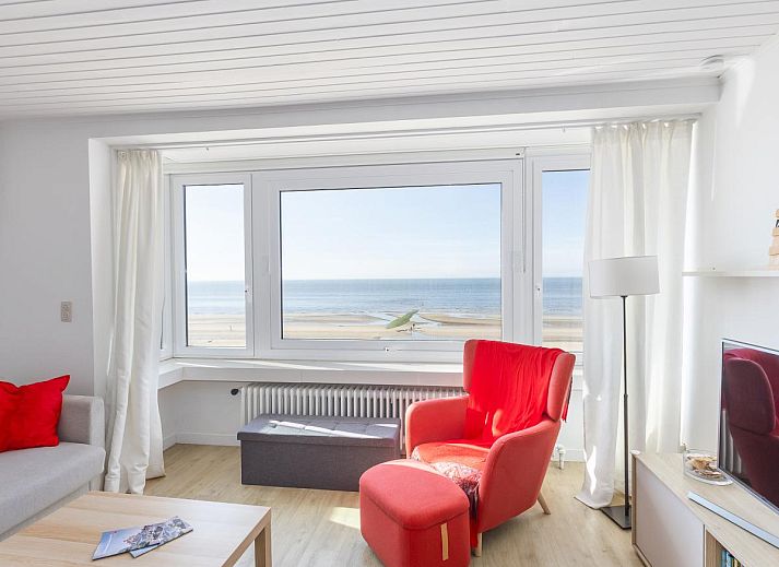 Helles Wohnzimmer im Ferienhaus "St. Raphael" mit Meerblick in Middelkerke, Westflandern. Gemuetliche Sitzecke mit Blick auf den Strand.