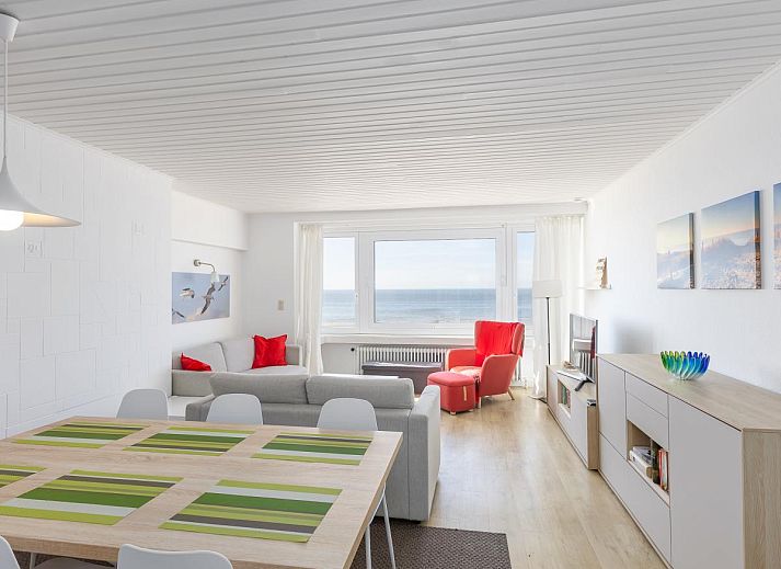 Helles Wohnzimmer im Ferienhaus "St. Raphael" mit Meerblick in Middelkerke, Westflandern. Gemuetliche Sitzecke mit Blick auf den Strand.