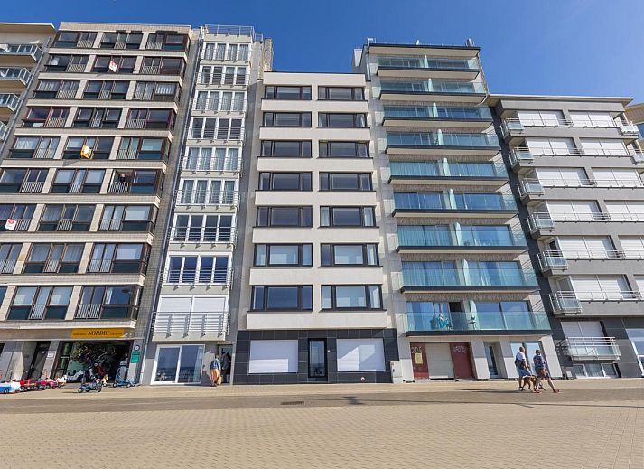Gemuetliches Wohnzimmer im Ferienhaus St. Raphael - 0302, Middelkerke, Westflandern, mit moderner Einrichtung und einer bequemen Sitzecke.