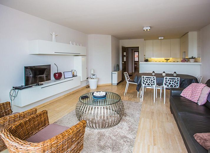 Gemuetliches Wohnzimmer im Ferienhaus Escale II - 0201 in Middelkerke mit moderner Einrichtung und einer grosszuegigen Sitzecke - ideal zum Entspannen.
