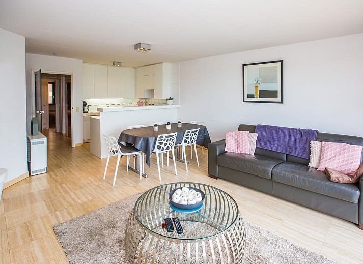 Gemuetliches Wohnzimmer im Ferienhaus Escale II - 0201 in Middelkerke mit moderner Einrichtung und einer grosszuegigen Sitzecke - ideal zum Entspannen.