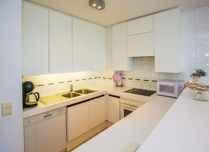Gemuetliches Wohnzimmer im Ferienhaus Escale II - 0201 in Middelkerke mit moderner Einrichtung und einer grosszuegigen Sitzecke - ideal zum Entspannen.