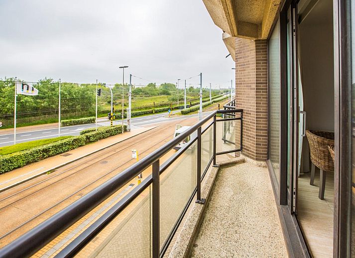 Geniessen Sie die Aussicht vom Balkon des Ferienhauses "Escale II - 0201" in Middelkerke, Westflandern, mit Blick auf die Strassenbahnhaltestelle.
