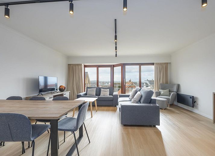 Geraeumiges Wohnzimmer des Ferienhauses "Harmony - 0301" in Middelkerke, Westflandern, mit moderner Einrichtung und Blick auf die Umgebung.