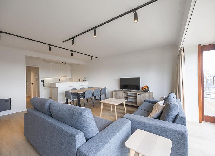 Geraeumiges Wohnzimmer des Ferienhauses "Harmony - 0301" in Middelkerke, Westflandern, mit moderner Einrichtung und Blick auf die Umgebung.