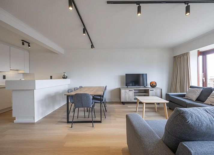 Geraeumiges Wohnzimmer des Ferienhauses "Harmony - 0301" in Middelkerke, Westflandern, mit moderner Einrichtung und Blick auf die Umgebung.