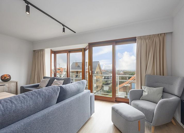 Geraeumiges Wohnzimmer des Ferienhauses "Harmony - 0301" in Middelkerke, Westflandern, mit moderner Einrichtung und Blick auf die Umgebung.