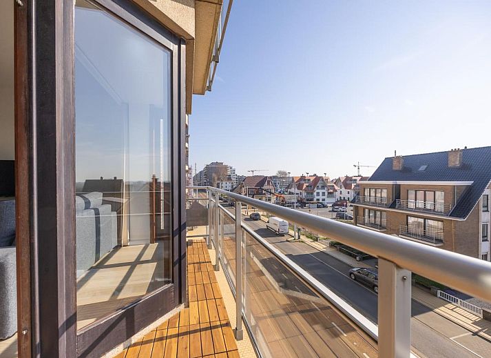 Geraeumiges Wohnzimmer des Ferienhauses "Harmony - 0301" in Middelkerke, Westflandern, mit moderner Einrichtung und Blick auf die Terrasse.