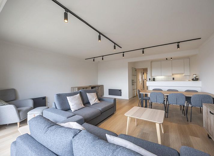 Geraeumiges Wohnzimmer des Ferienhauses "Harmony - 0301" in Middelkerke, Westflandern, mit moderner Einrichtung und Blick auf die Terrasse.