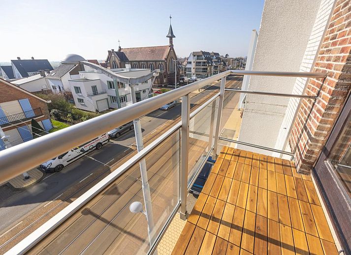 Modernes Wohnzimmer im Ferienhaus Harmony - 0301, Middelkerke, Westflandern, mit gemuetlicher Sitzecke und Essbereich.