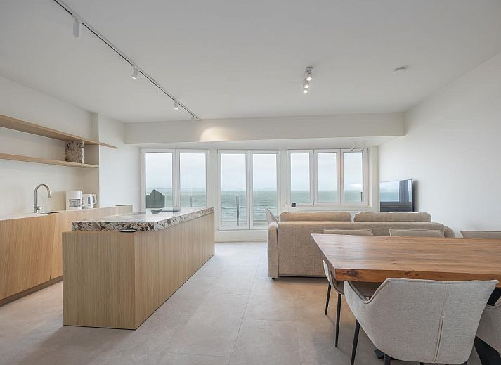 Luxurioeses Ferienhaus Bel Air - 0201 in Middelkerke, Westflandern, mit moderner Kueche und Panoramablick auf das Meer vom Wohnzimmer aus.