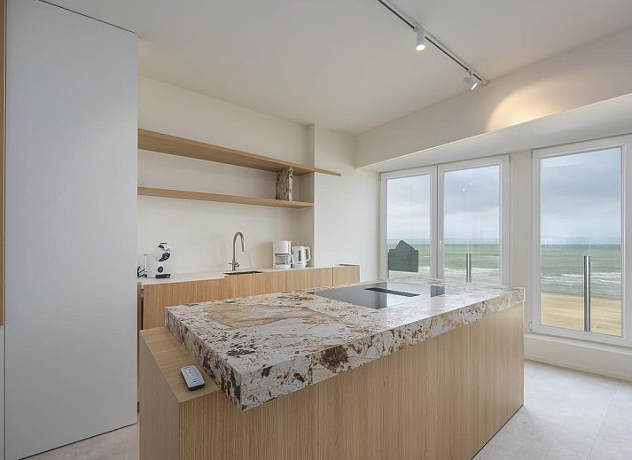 Luxurioeses Ferienhaus Bel Air - 0201 in Middelkerke, Westflandern, mit moderner Kueche und Panoramablick auf das Meer vom Wohnzimmer aus.