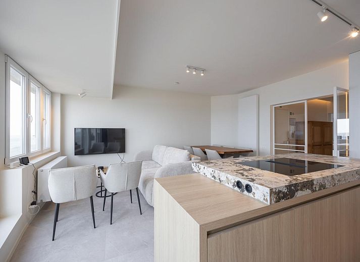 Luxurioeses Ferienhaus Bel Air - 0201 in Middelkerke, Westflandern, mit moderner Kueche und Panoramablick auf das Meer vom Wohnzimmer aus.