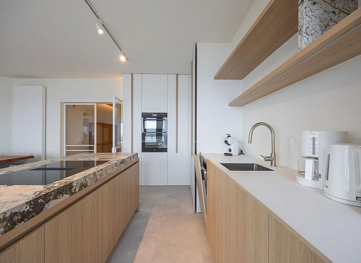 Luxurioeses Ferienhaus Bel Air - 0201 in Middelkerke, Westflandern, mit moderner Kueche und Panoramablick auf das Meer vom Wohnzimmer aus.