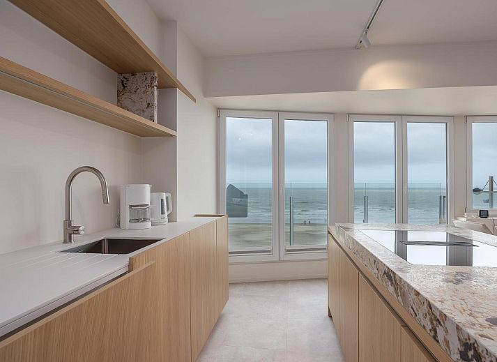 Blick auf den Strand von Middelkerke vom Ferienhaus Bel Air - 0201 + Box 15, Westflandern, Belgien, mit ruhiger See und Promenade.
