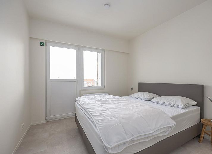 Modernes Wohnzimmer im Ferienhaus Bel Air - 0201 + Box 15 in Middelkerke, Westflandern, mit stilvoller Einrichtung und einer gemuetlichen Sitzecke.