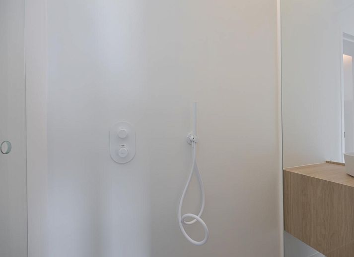 Modernes Wohnzimmer im Ferienhaus Bel Air - 0201 + Box 15 in Middelkerke, Westflandern, mit stilvoller Einrichtung und einer gemuetlichen Sitzecke.