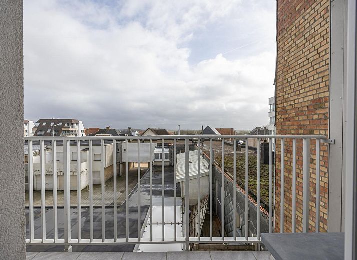 Modernes Wohnzimmer im Ferienhaus Bel Air - 0201 + Box 15 in Middelkerke, Westflandern, mit stilvoller Einrichtung und einer gemuetlichen Sitzecke.